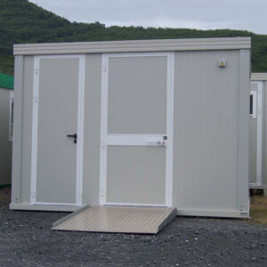 Bloco sanitário PMR novo com WC PMR, lavatório PMR, WC padrão e lavatório